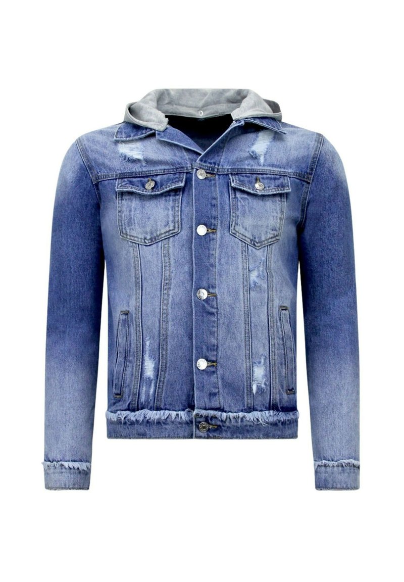 Blauwe denimjack met versleten details, rafelige zoom en mouwen, knopen aan de voorkant, twee borstzakken met klep en een aangehegte grijze capuchon.