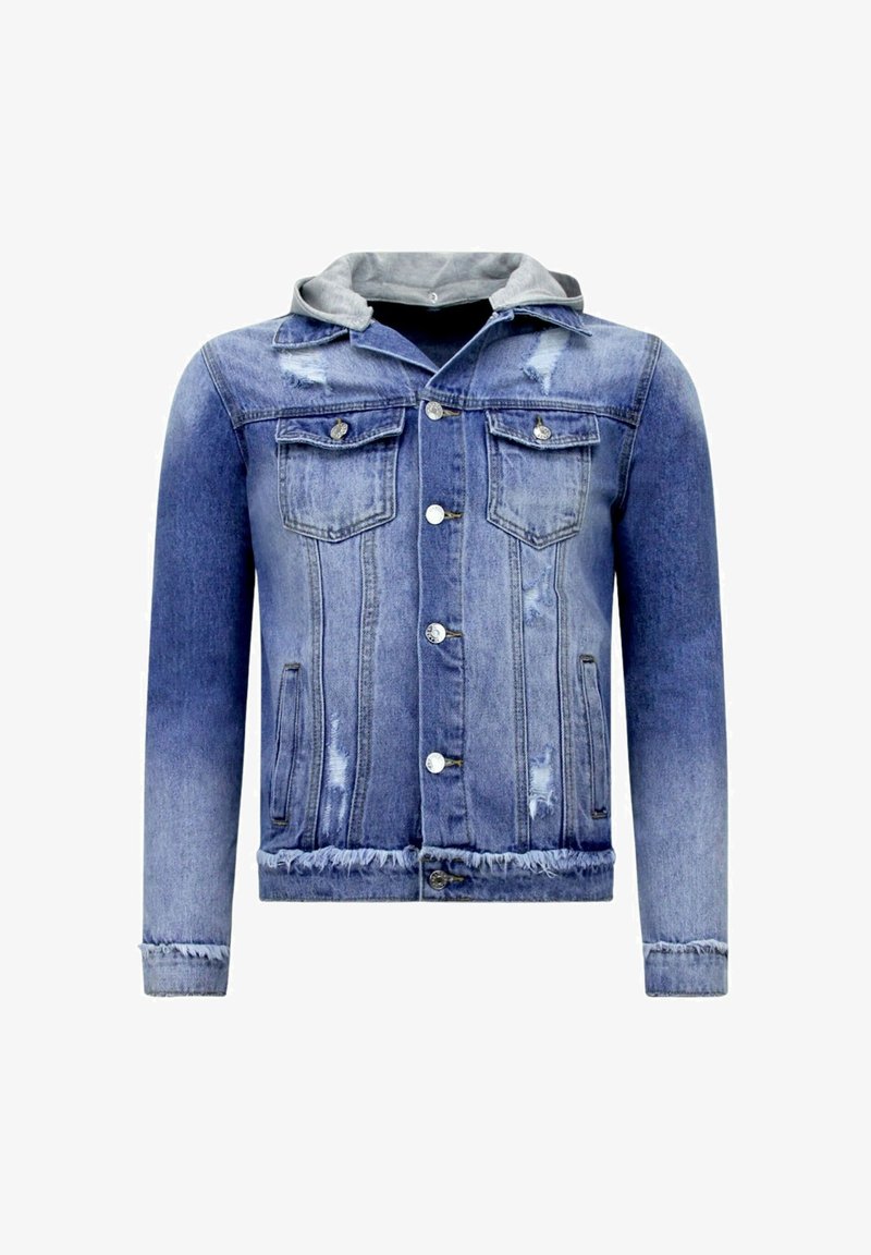 Blauwe denimjack met versleten details, rafelige zoom en mouwen, knopen aan de voorkant, twee borstzakken met klep en een aangehegte grijze capuchon.