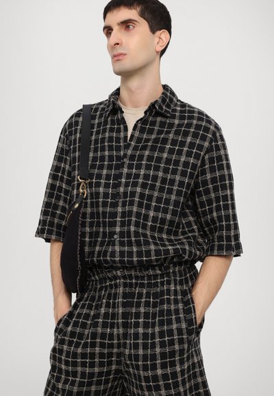 Henrik Vibskov WAYBILL UNISEX - Šortai - black