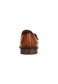 Chaussure habillée en cuir marron avec un bout arrondi, texture lisse et talon plat. Présente une sangle à boucle unique et une finition polie.