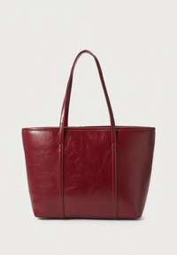 Geantă tote roșie din piele ecologică, cu două mâner lungi, formă dreptunghiulară și finisaj lucios, având detalii minimale de cusătură.