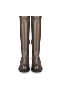 Botas de caña alta de bronce metálico con textura suave, cremalleras laterales y suelas traccionadas duraderas para una mejor agarre y estabilidad.