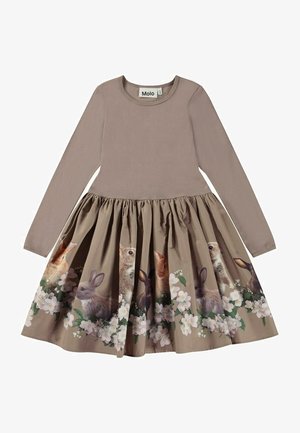 Langärmliges Kleid mit einem beigen Oberteil und einem ausgestellten Rock, der einen Hasenaufdruck und florale Akzente am Saum aufweist. Weiche, strukturierte Baumwollmischung.