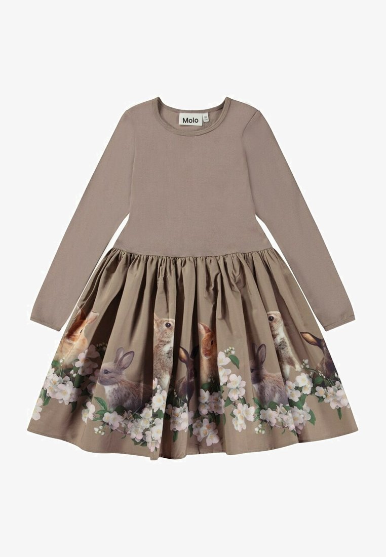 Vestido de manga larga con parte superior beige y falda acampanada que presenta un estampado de conejos y acentos florales en el dobladillo. Mezcla de algodón suave y texturizado.