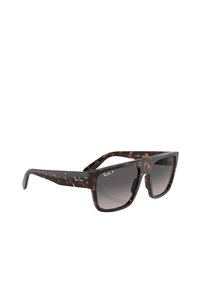 Occhiali da sole con montatura in plastica tartarugata, lenti a sfumatura scura e logo Ray-Ban sulle tempie; design quadrato e costruzione robusta.