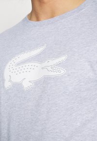 Lacoste Sport BIG LOGO - T-shirt desportiva - silver chine/white