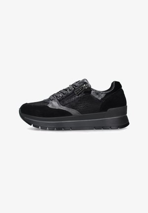 Sneakers sportivi neri con una combinazione di pelle scamosciata e mesh nella parte superiore, dettagli testurizzati, lacci piatti e suola in gomma. Inclusa una zip laterale.