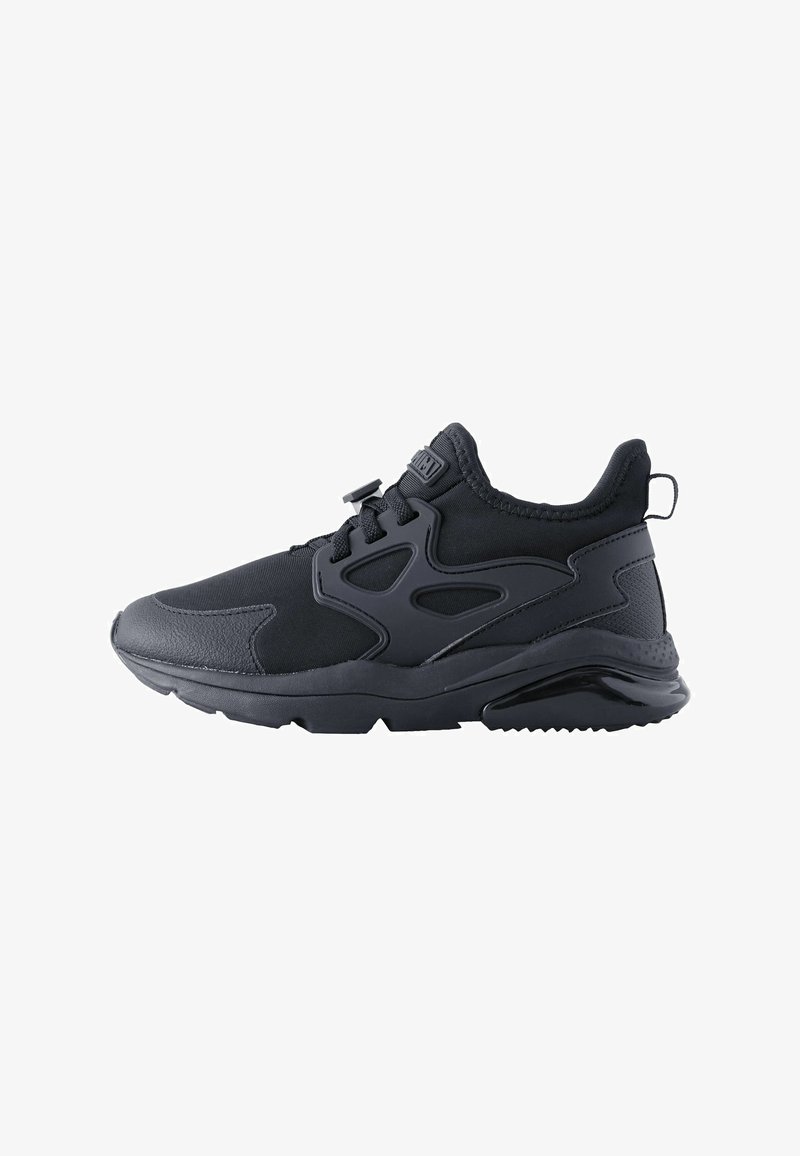 Basket de sport noire avec dessus en mesh et synthétique, semelle amortie, languette au talon et système de serrage rapide sur fond blanc.