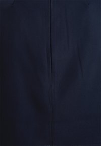 Saia azul marinho feita de tecido suave, com uma textura subtil, corte reto e um fecho invisível na parte de trás. Sem bolsos visíveis.