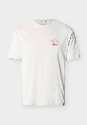 Valge lühikeste varrukatega T-särk, millel on vasakul rinnal väike punane Patagonia logo ja mäetippude graafik, ühtlane taust.