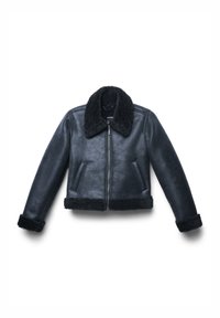 Giubbotto in pelle nera con colletto, polsini e orlo in shearling, chiusura frontale a zip e due tasche laterali, steso su uno sfondo bianco.
