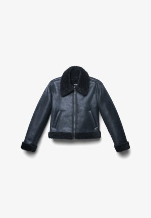 Czarna skórzana kurtka z kołnierzem, mankietami i dołem z owczej wełny, z przodem na zamek błyskawiczny i dwiema bocznymi kieszeniami, leżąca na płasko na białym tle.