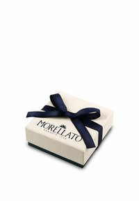 Scatola regalo color crema con un nastro e un fiocco blu navy, con il logo "MORELLATO VENEZIA 1930" sulla parte anteriore. Forma quadrata, superficie texture.