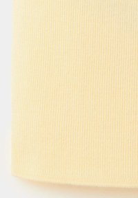 Gros plan sur un tissu côtelé doux de couleur jaune pâle avec une fine texture tricotée verticale.