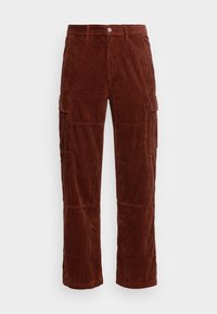 Bruine corduroy cargobroek met zijzakken, voorkennis, riemlussen en een knoopsluiting.