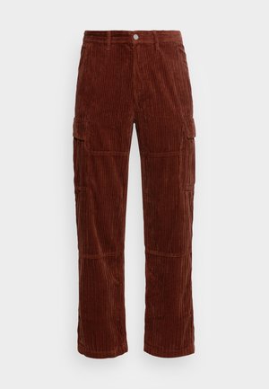 Ruskeat velouriset cargo-housut etutaskuilla, sivuilla läppätaskuilla, vyölenkeillä ja napituskiinnityksellä.