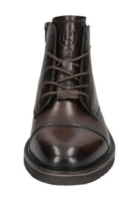 Braune Lederstiefeletten mit glatter Oberfläche, ausgestattet mit Schnürsenkeln und einer runden Zehenpartie, verziert mit Steppnähten und einem Logodetail auf der Zunge.