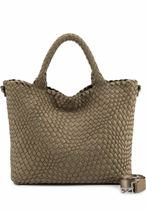 Bolso tote de cuero tejido marrón con asas redondeadas y una correa de hombro desmontable colocada a su lado sobre un fondo blanco.