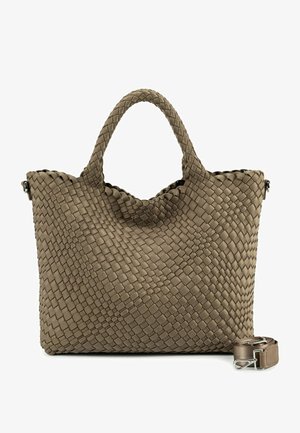 Bolso tote de cuero tejido marrón con asas redondeadas y una correa de hombro desmontable colocada a su lado sobre un fondo blanco.