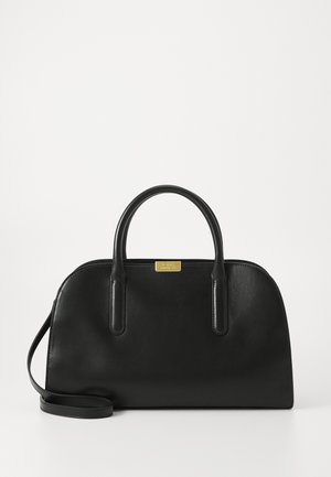 Sac à main en cuir noir avec deux poignées et une bandoulière amovible, doté d'une petite plaque de marque rectangulaire dorée.