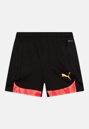 Schwarze Sportshorts mit gelbem Puma-Logo, mit roten gemusterten Akzenten am Saum und an den Seitentaschen. Hergestellt aus feuchtigkeitsableitendem Stoff.