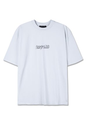 T-shirt bianco in cotone con maniche corte e scollatura rotonda. Presenta una stampa di testo nero "Pesador Club Scent of Summer" sul davanti.
