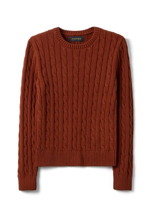 Maglione color ruggine a trecce con maniche lunghe e polsini, orlo e scollo a girocostina, steso su uno sfondo bianco.