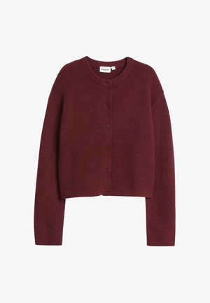 Bordeaux cropped cardigan van zachte stof, met een ronde halslijn, lange mouwen en vier knoopsluitingen aan de voorkant.
