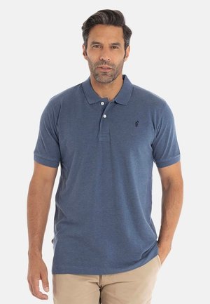 Polo bleu marine en coton doux, avec une patte de boutonnage à trois boutons et un petit logo sur la poitrine. Manches courtes et coupe classique.