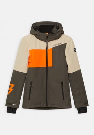 Veste d'extérieur avec capuche, design coloré en vert foncé, beige et orange vif, dotée de zips à l'avant et de logos imprimés sur la poitrine et les manches.
