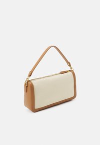 Bolso de lona beige rectangular con detalles de cuero marrón claro, tira única y cierre de cremallera dorada sobre un fondo blanco.