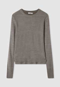 Szary sweter z długim rękawem, okrągłym dekoltem, ściągaczami przy rękawach i u dołu. Dzianinowa faktura, lekko luźny fason, bez widocznych grafik czy wzorów.