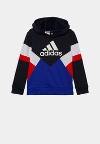 Mikina s kapucí v černé, červené, bílé a modré barvě. Na prsou má bílé logo Adidas a geometrický design s blokováním barev.