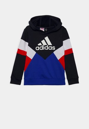 Bluza z kapturem w kolorze czarnym, czerwonym, białym i niebieskim. Posiada białe logo Adidas na piersi oraz geometryczny design w bloki kolorów.