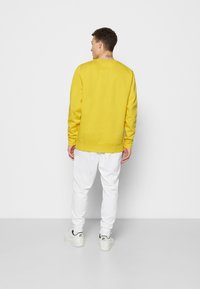 Nike Sportswear CRW - Camisola - vivid sulfur/white