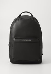 Schwarzer Rucksack aus glattem und strukturiertem Material, mit einer vorderen Reißverschlusstasche und einem oberen Tragegriff. Logo auf der Vorderseite angebracht.