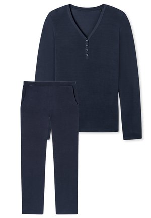 Marineblauwe longsleeve top met V-hals en knoopdetails, gecombineerd met bijpassende broek met zakken en een taps toelopende silhouette. Zachte textuur.