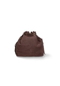 Borsa a sacco in suede marrone con passanti dorati e cima arricciata. Texture morbida, forma rotonda e design minimalista con lacci laterali.