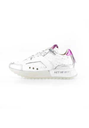 Biały sneaker z srebrnymi akcentami, teksturowanymi bokami, fioletowym pętelką na pięcie oraz nadrukowanymi współrzędnymi na podeszwie, widoczny od zewnętrznej strony.