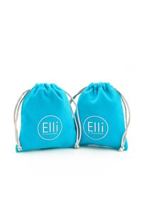 To ungturkis stofpose med hvide logoer, der står "Elli by Julie & Grace." Blød tekstur med sølvfarvede snore.