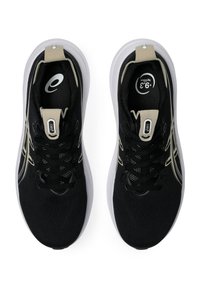 Svarta atletiska skor med ett texturerat stickat överdel, med beige accenter, vit sula och en strömlinjeformad design. Snören ordentligt knutna.