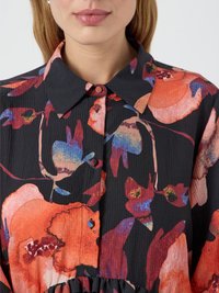 Czarna sukienka na guziki z dużymi, kolorowymi wzorami kwiatowymi w odcieniach czerwieni, różu i niebieskiego. Teksturowany materiał z kołnierzykiem i detalem w talii z marszczeniem.