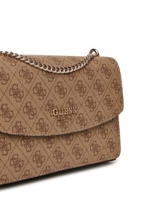 Borsa in tessuto marrone con tracolla in catena dorata, motivo a logo in rilievo e dettaglio del nome del marchio metallico sul fronte. Texture liscia e forma rettangolare.