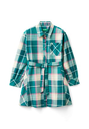 Vestido de cuadros de manga larga en color azul verdoso, blanco y rosa, con cuello, botones delanteros, bolsillo en el pecho y cinturón a juego atado en la cintura.