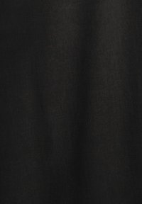 Tessuto nero con un aspetto texturizzato e leggermente mottled. Ha una superficie liscia e presenta leggere variazioni di tonalità e profondità.