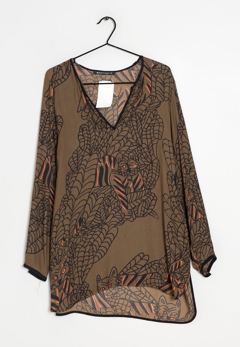 Tunique marron à manches longues avec col en V et motifs abstraits d’animaux noirs et orange, suspendue sur un cintre noir sur fond blanc.