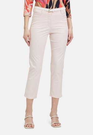 Light pink cropped pants in stretch cotton, featuring a slim fit with front pockets and a white belt accentuating the waist.