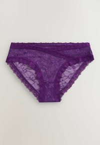 Sous-vêtements féminins en dentelle violette avec motif floral, bords festonnés et détail de ceinture croisée.