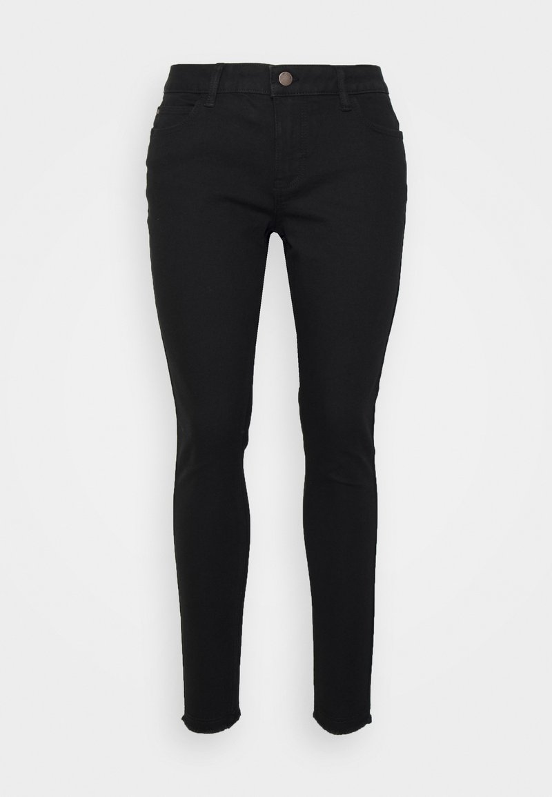 Calças jeans skinny pretas feitas de denim elástico, com um design clássico de cinco bolsos e fecho de botão na cintura. Barra crua no tornozelo.