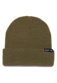 Berretto a maglia verde oliva con risvolto. Presenta un'etichetta nera sul lato con testo bianco. Il materiale ha un aspetto tessuto, lavorato.